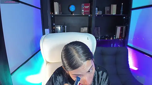 Snapshot of CamilaHarperr_ chatting on December 10, 3:30 am CamilaHarperr online show from December 10, 3:30 am