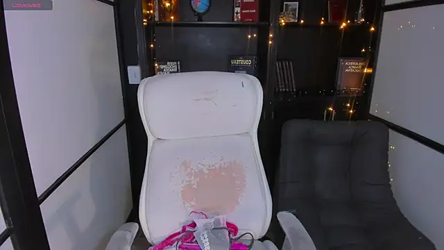 Snapshot of CamilaHarperr_ chatting on January 3, 3:38 am CamilaHarperr online show from January 3, 3:38 am