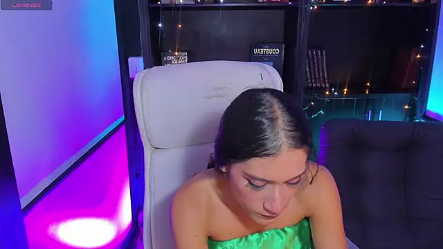 Snapshot of CamilaHarperr_ chatting on January 10, 4:01 am CamilaHarperr online show from January 10, 4:01 am