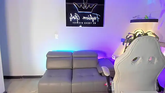 Snapshot of CamilaHarperr_ chatting on February 13, 4:11 am CamilaHarperr online show from February 13, 4:11 am