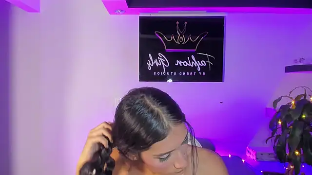 Snapshot of CamilaHarperr_ chatting on February 25, 4:35 am CamilaHarperr online show from February 25, 4:35 am