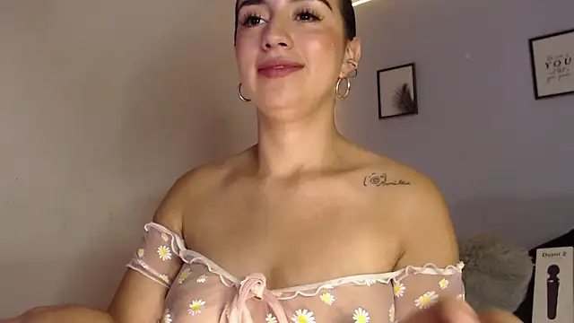 Snapshot of SophiaJoliebm chatting on December 6, 7:32 am SophiaJoliebm online show from December 6, 7:32 am