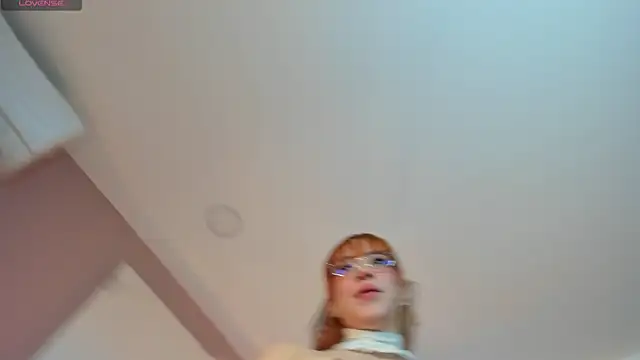 Snapshot of sweeet_peach chatting on January 27, 12:01 am sweeet peach online show from January 27, 12:01 am