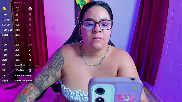 Snapshot of Sharon_hils chatting on January 28, 4:30 pm Sharon hils online show from January 28, 4:30 pm