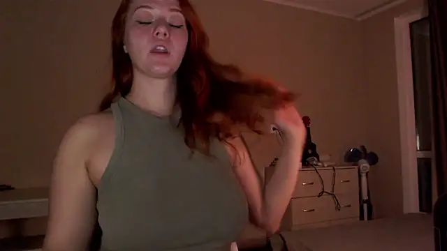 Snapshot of SarahSweetie chatting on December 3, 3:33 pm SarahSweetie online show from December 3, 3:33 pm