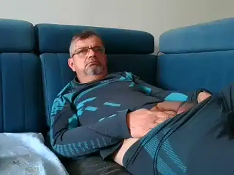 axecoman60 online show from February 22, 1:46 pm