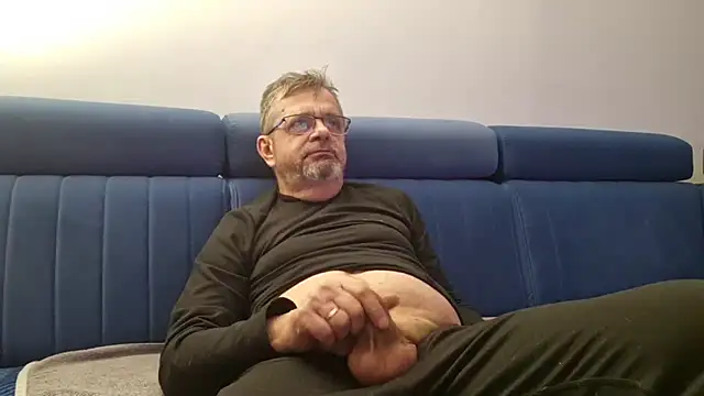 axecoman60 online show from March 18, 7:53 pm