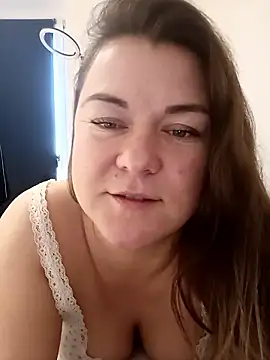 Snapshot of LunikaLunaX chatting on January 19, 7:34 am LunikaLunaX online show from January 19, 7:34 am