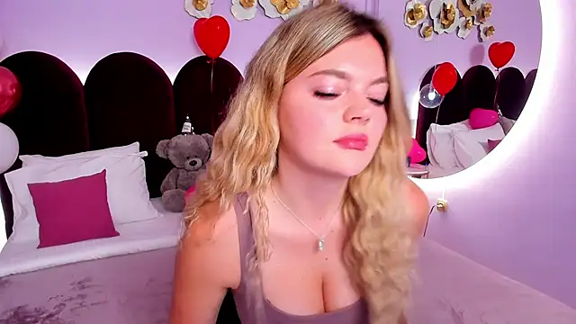 Snapshot of ZaraBloom chatting on November 17, 3:23 am ZaraBloom online show from November 17, 3:23 am