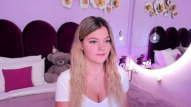 Snapshot of ZaraBloom chatting on December 5, 3:30 pm ZaraBloom online show from December 5, 3:30 pm