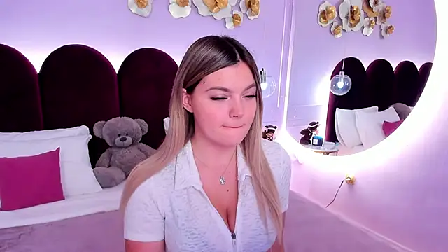 ZaraBloom online show from December 16, 3:11 am