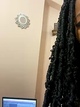 Snapshot of ItsLeyaa chatting on December 8, 3:10 am ItsLeyaa online show from December 8, 3:10 am