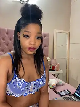 Snapshot of ItsLeyaa chatting on December 12, 9:26 pm ItsLeyaa online show from December 12, 9:26 pm