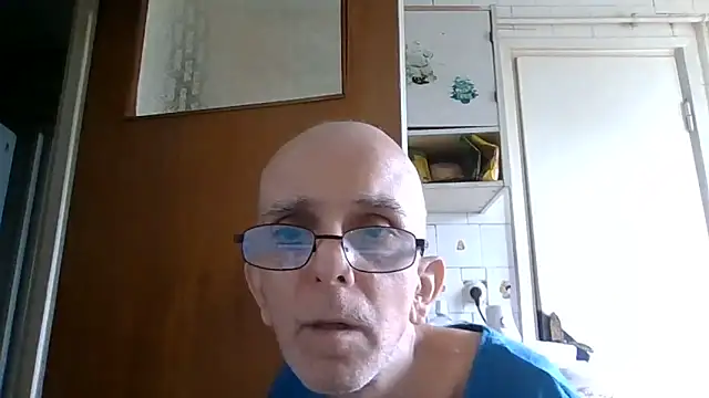 Snapshot of mariusica1@xh chatting on June 10, 2:05 pm mariusica1xh online show from June 10, 2:05 pm