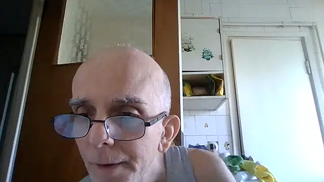 Snapshot of mariusica1@xh chatting on June 18, 9:14 am mariusica1xh online show from June 18, 9:14 am