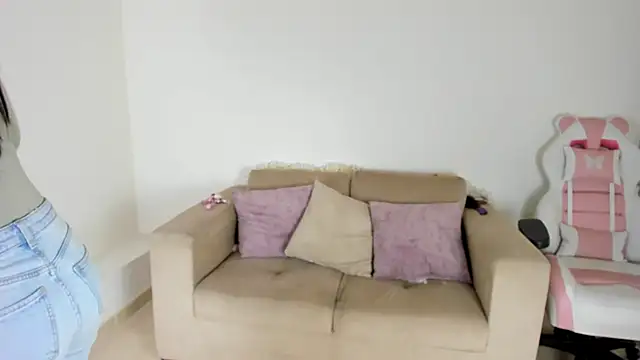 Snapshot of Charlotte_cowell_sub1_ chatting on February 6, 10:10 pm Charlotte cowell sub1 online show from February 6, 10:10 pm