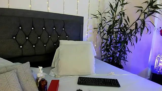 Snapshot of ebony_hot1 chatting on December 10, 2:06 pm ebony hot1 online show from December 10, 2:06 pm