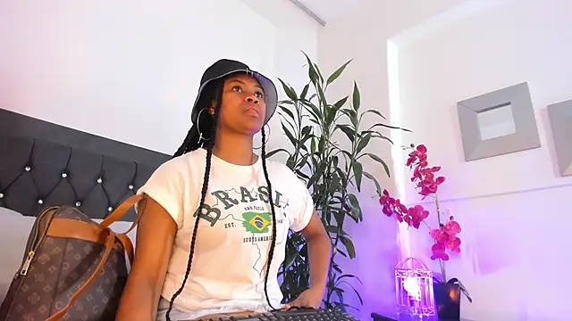 Snapshot of ebony_hot1 chatting on December 29, 3:13 pm ebony hot1 online show from December 29, 3:13 pm