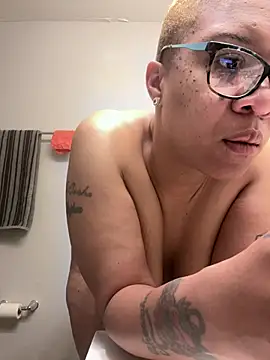 Snapshot of SexyHoneyRedd chatting on March 25, 10:21 am SexyHoneyRedd online show from March 25, 10:21 am