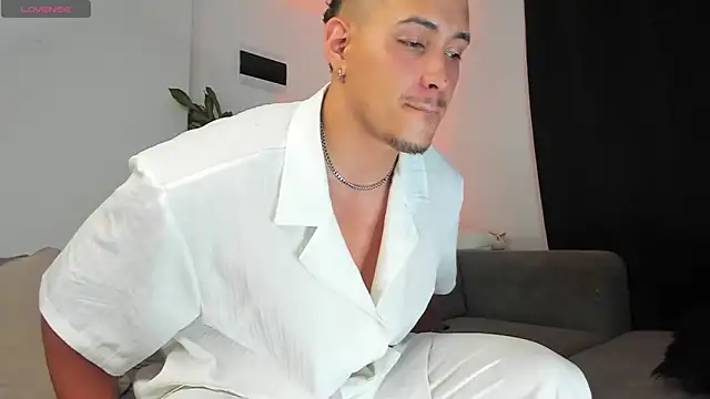 lucasanto  online show from March 11, 4:10 am