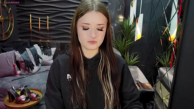 Snapshot of Lily_Moonlight chatting on February 19, 2:01 pm Lily Moonlight online show from February 19, 2:01 pm