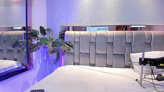 Snapshot of RoseTaylor__ chatting on December 4, 5:06 am RoseTaylor online show from December 4, 5:06 am