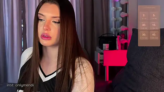 Snapshot of MENNDI chatting on February 12, 9:42 am MENNDI online show from February 12, 9:42 am