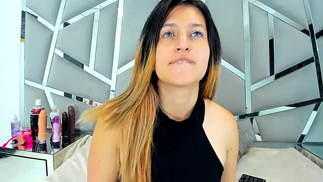 GiaRoussel online show from February 9, 1:56 pm