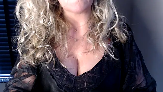 Snapshot of JenniLowen chatting on January 2, 11:09 am JenniLowen online show from January 2, 11:09 am