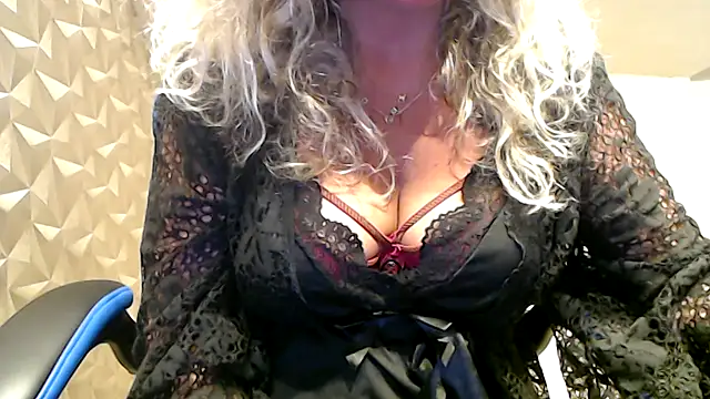 Snapshot of JenniLowen chatting on October 28, 11:58 am JenniLowen online show from October 28, 11:58 am