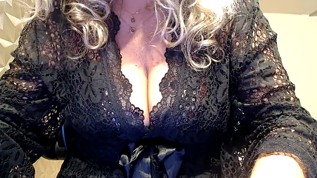 Snapshot of JenniLowen chatting on November 15, 7:16 am JenniLowen online show from November 15, 7:16 am