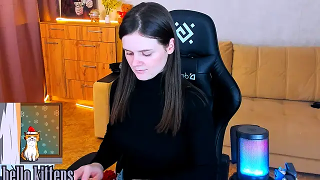 Snapshot of Lora_Cain chatting on December 12, 4:43 pm Lora Cain online show from December 12, 4:43 pm