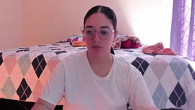 Snapshot of atenas_05_ chatting on May 31, 1:29 pm atenas 05 online show from May 31, 1:29 pm
