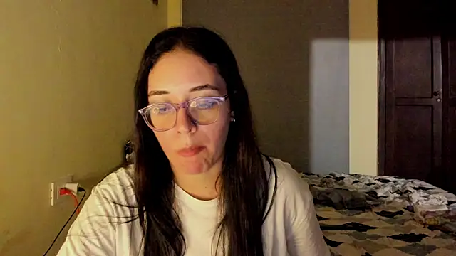 Snapshot of atenas_05_ chatting on June 6, 11:42 pm atenas 05 online show from June 6, 11:42 pm