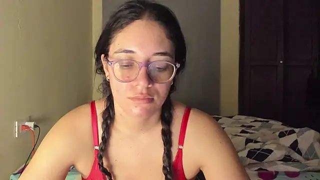 Snapshot of atenas_05_ chatting on June 11, 9:29 am atenas 05 online show from June 11, 9:29 am