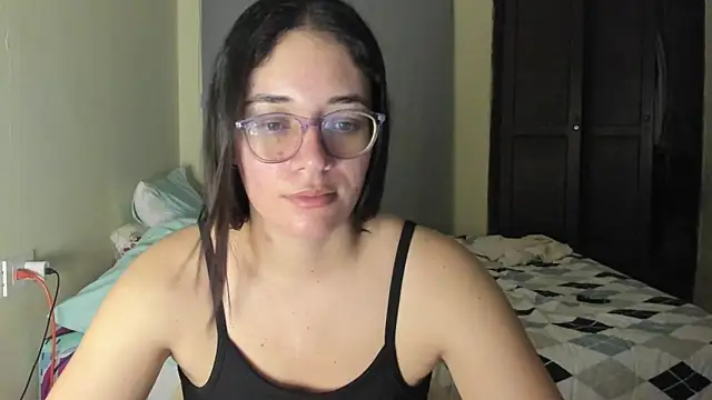Snapshot of atenas_05_ chatting on June 14, 6:04 am atenas 05 online show from June 14, 6:04 am