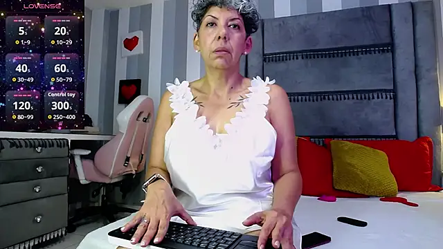 Julianewell online show from May 8, 12:32 pm