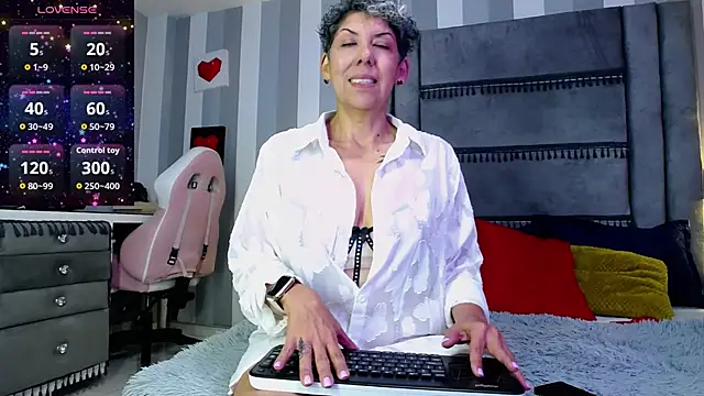 Julianewell online show from May 13, 12:46 pm