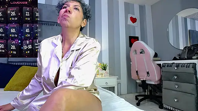 Julianewell online show from June 12, 12:26 pm