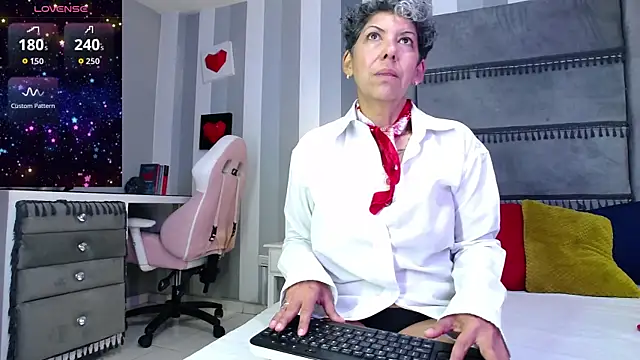Julianewell online show from June 30, 12:06 pm