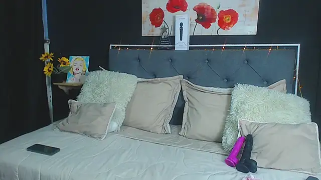 Snapshot of dulce_celeste15 chatting on December 23, 10:33 pm dulce celeste15 online show from December 23, 10:33 pm