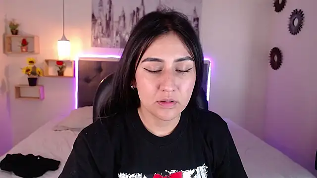 mia aira online show from December 13, 8:37 pm