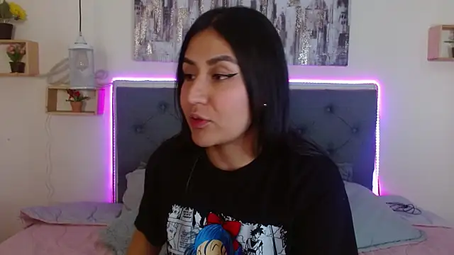 mia aira online show from October 4, 2:59 pm