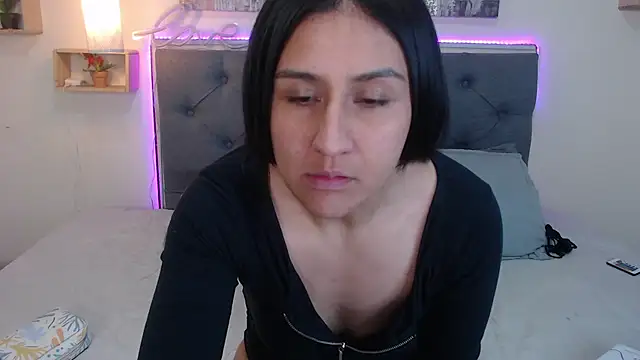 mia aira online show from October 14, 5:03 pm