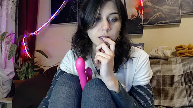 Snapshot of BroadFantasy chatting on February 10, 8:21 pm BroadFantasy online show from February 10, 8:21 pm