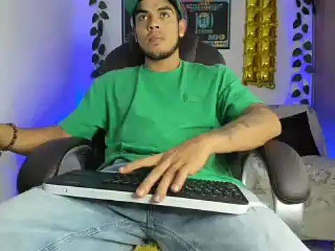 Snapshot of mikee_scooth chatting on January 19, 8:30 pm mikee scooth online show from January 19, 8:30 pm