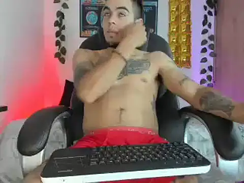 Snapshot of mikee_scooth chatting on February 6, 7:45 am mikee scooth online show from February 6, 7:45 am