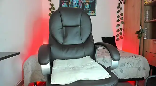 Snapshot of mikee_scooth chatting on February 26, 4:25 am mikee scooth online show from February 26, 4:25 am