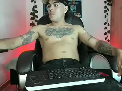 Snapshot of mikee_scooth chatting on March 23, 12:36 am mikee scooth online show from March 23, 12:36 am