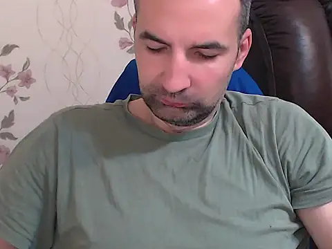Snapshot of Leo_1617 chatting on May 15, 6:42 am Leo 1617 online show from May 15, 6:42 am